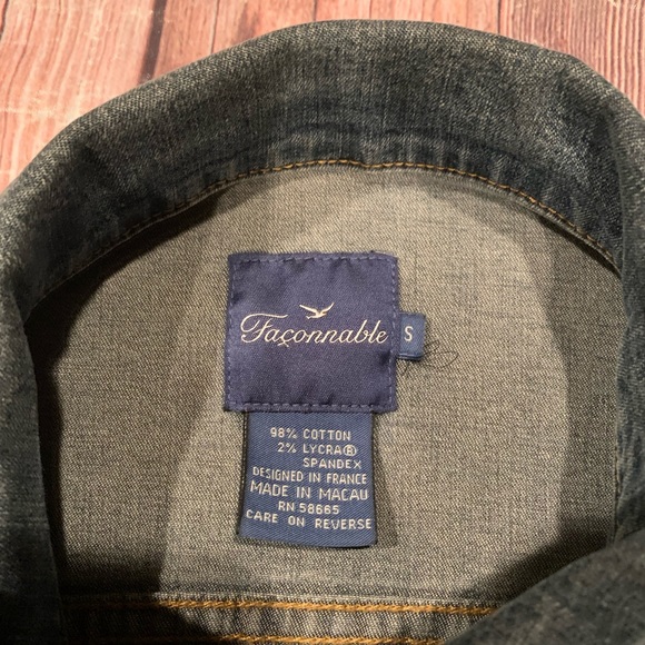 Faconnable jean shacket (shirt/jacket) size S
Pit to pit 17.5”
Length 23” - Picture 6 of 7